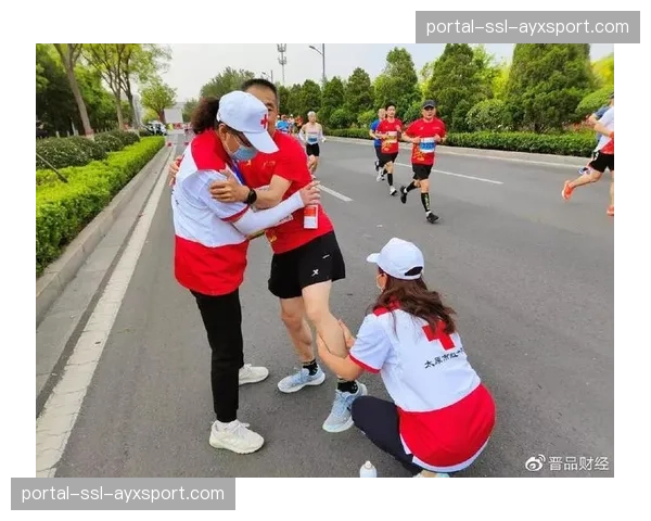 特写：对手因抽筋无法站立，获胜者主动上前搀扶并提供帮助