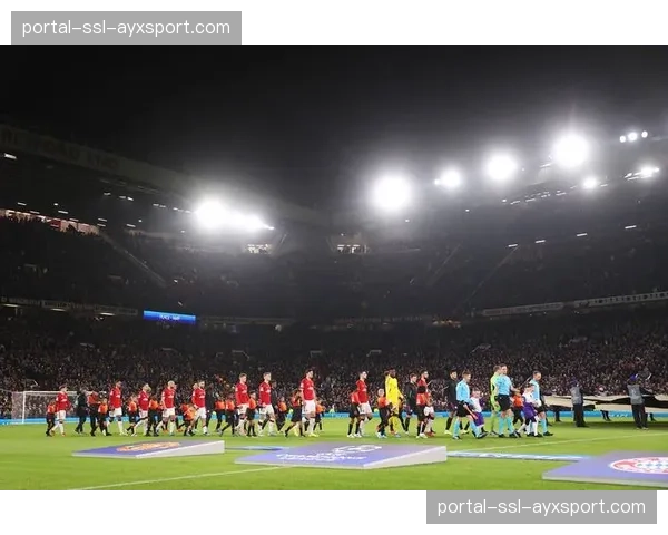 特写：看台上的弗格森爵士与巴斯比爵士画像，见证曼联重返欧冠四强之路。