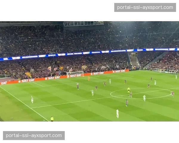 诺坎普球迷高唱控球之歌，巴萨传控足球再现经典场面